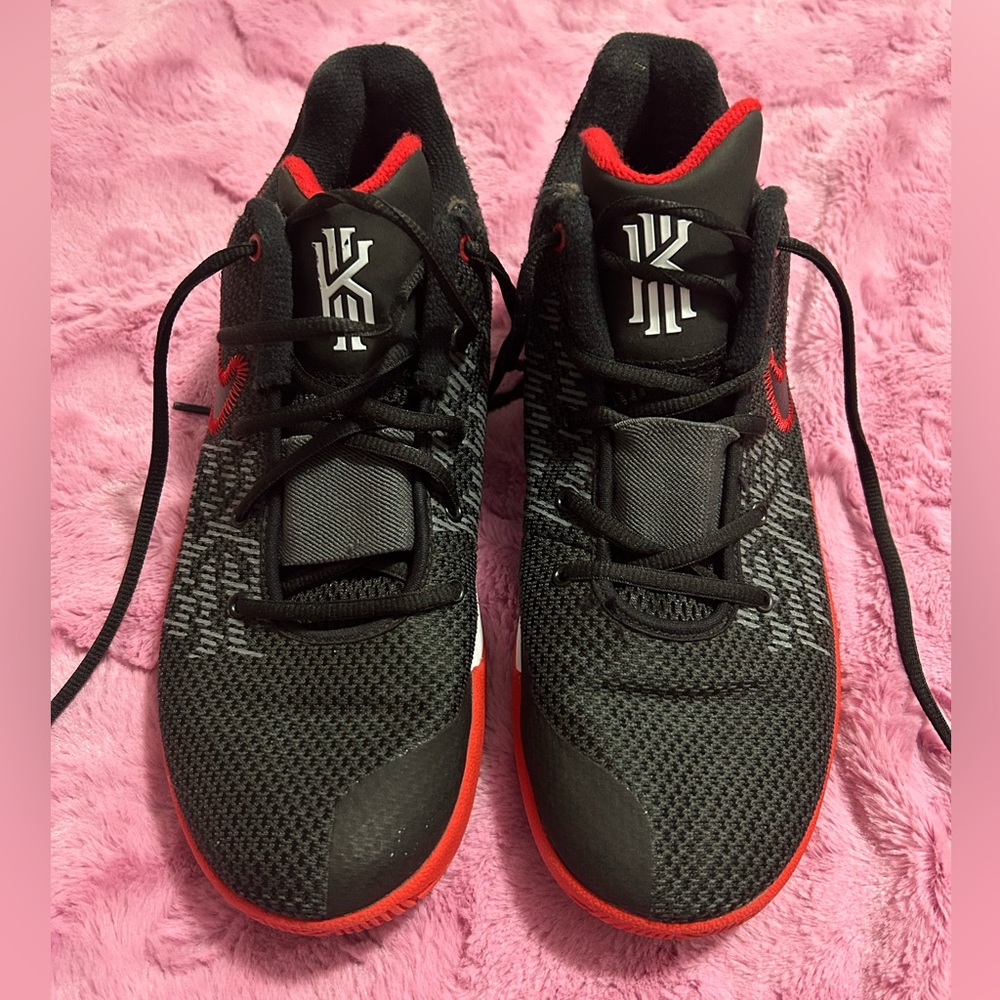 Nike Kyrie Flytrap basketball shoes men’s size 8.5